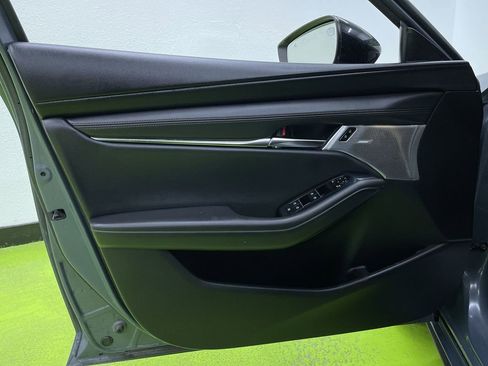 Used 2021 MAZDA MAZDA3 Hatchback w/Premium Plus Pkg image 16