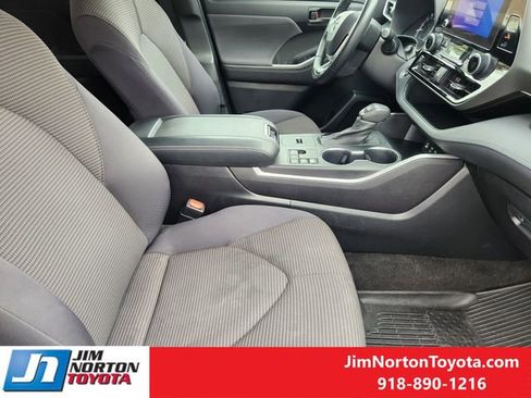 Used 2023 Toyota Highlander LE image 16