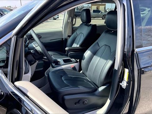 Used 2024 Chrysler Pacifica Touring-L FWD image 34