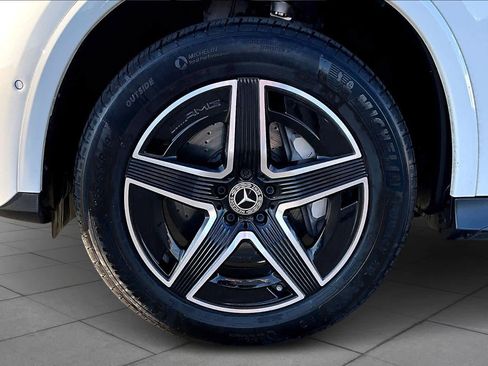 Used 2025 Mercedes-Benz GLC 300 4MATIC image 10