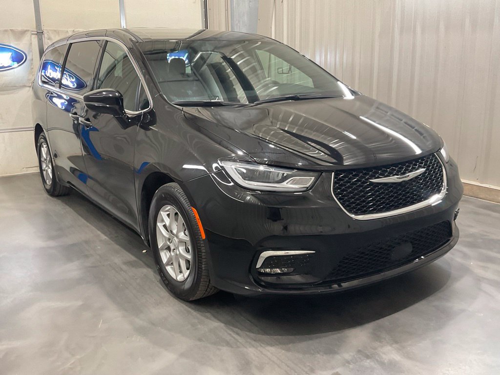 Used 2025 Chrysler Pacifica Select FWD image 2
