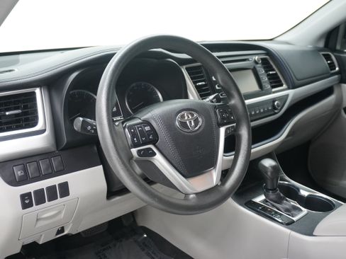 Used 2019 Toyota Highlander LE FWD image 10