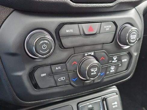 Used 2018 Jeep Renegade Altitude image 24