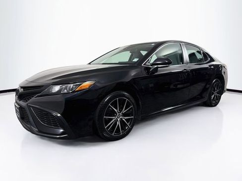 Used 2022 Toyota Camry SE FWD image 3