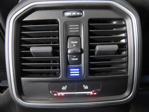 Certified 2026 Porsche Macan AWD/4WD image 33
