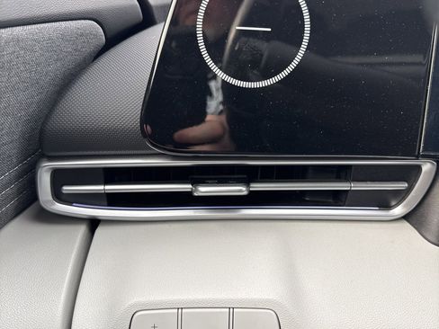 Used 2024 Hyundai Elantra Limited image 13