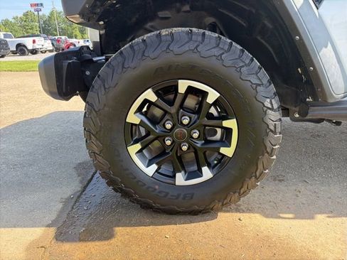 Used 2024 Jeep Wrangler Unlimited Rubicon w/ Technology Group AWD/4WD image 7