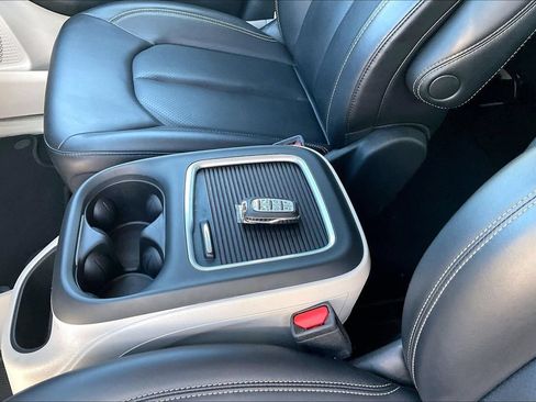 Used 2023 Chrysler Pacifica Touring-L FWD image 37