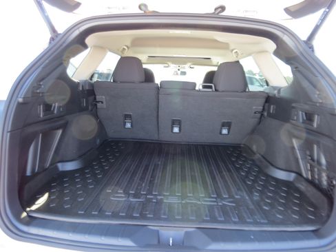 Used 2023 Subaru Outback Premium AWD/4WD image 9