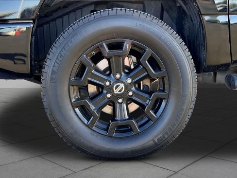 Used 2018 Nissan Titan SV w/ SV Convenience Package AWD/4WD image 11