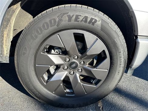 Used 2024 Ford F150 Lightning Lariat image 12