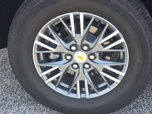 Used 2025 Chevrolet Traverse LT w/ LPO, Floor Liner Package FWD image 9