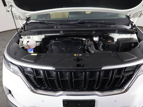 Used 2023 Kia Carnival EX image 20