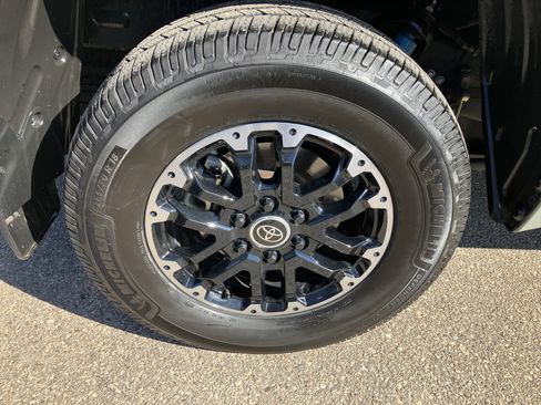 Used 2022 Toyota Tundra SR5 w/ TRD Off-Road Package image 17