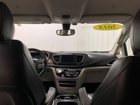 Used 2018 Chrysler Pacifica Touring-L FWD image 22