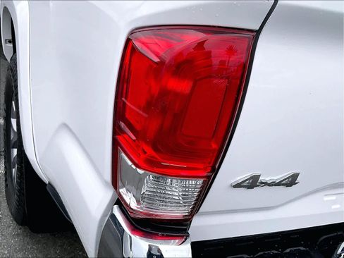 Used 2016 Toyota Tacoma SR5 w/ SR5 Appearance Package (DN) image 29