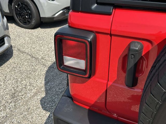 Used 2023 Jeep Wrangler Unlimited Sahara AWD/4WD image 29
