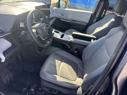 Used 2025 Toyota Sienna XLE image 16