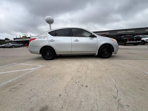 Used 2014 Nissan Versa SV image 4