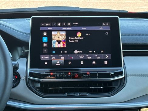 Used 2025 Jeep Compass Limited image 4