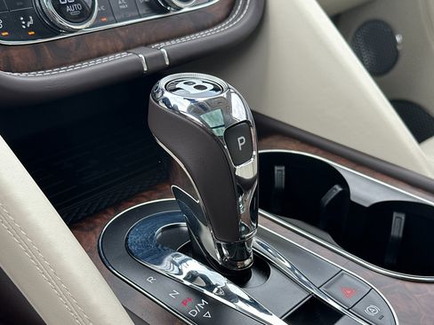 Used 2025 Bentley Bentayga image 25