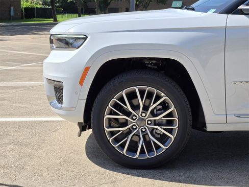 New 2025 Jeep Grand Cherokee L Summit image 9