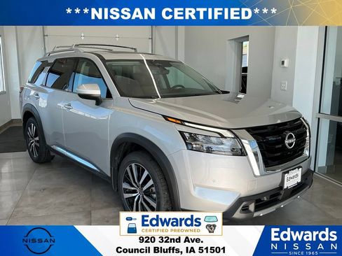 Used 2024 Nissan Pathfinder Platinum AWD/4WD image 2