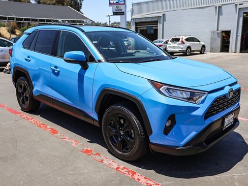 Used 2019 Toyota RAV4 XLE w/ Carpet Mat Package FWD image 2