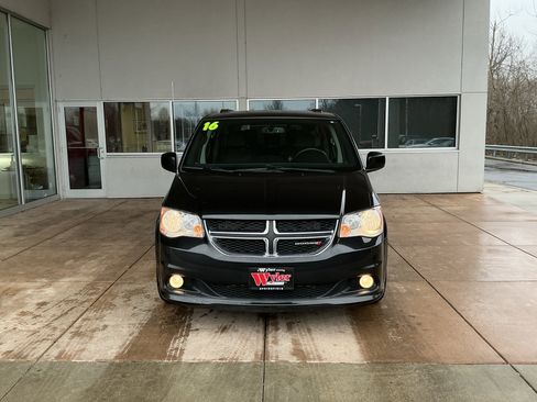 Used 2016 Dodge Grand Caravan SXT image 2