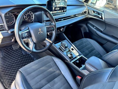 Used 2024 Mitsubishi Outlander SE image 18