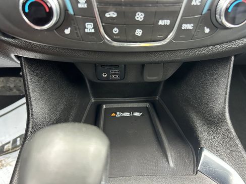Used 2023 Chevrolet Traverse RS FWD image 19
