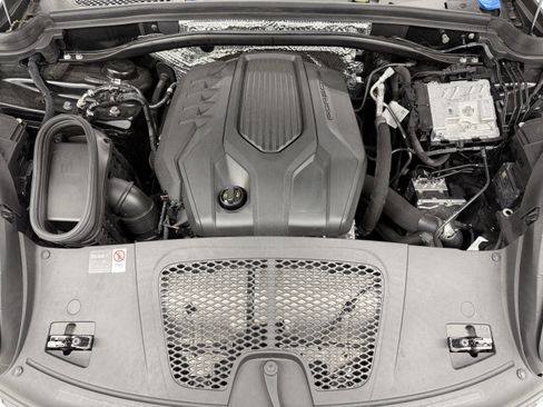 Certified 2025 Porsche Macan image 60