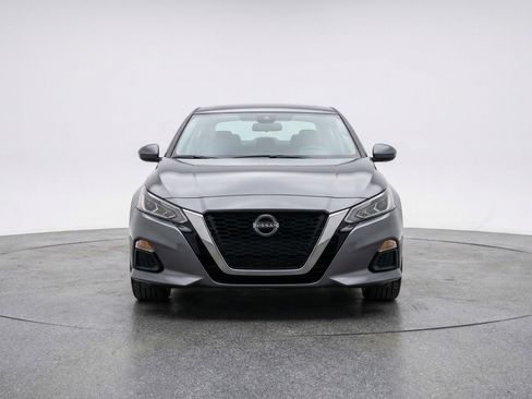 Used 2025 Nissan Altima 2.5 SV FWD image 2