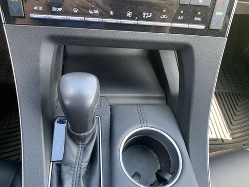 Used 2022 Toyota Avalon XLE FWD image 26