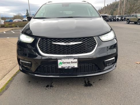 Used 2020 Chrysler Pacifica Touring-L image 4