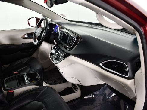 Used 2019 Chrysler Pacifica Touring-L FWD image 39