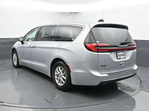 Used 2024 Chrysler Pacifica Touring-L FWD image 11
