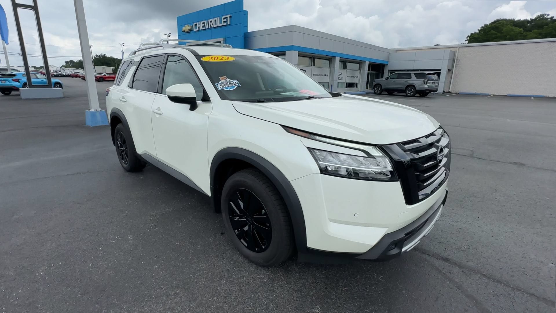 Used 2023 Nissan Pathfinder SL AWD/4WD image 2