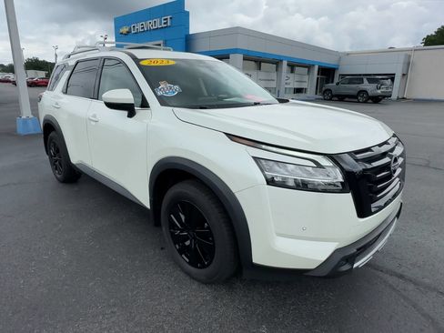 Used 2023 Nissan Pathfinder SL AWD/4WD image 2