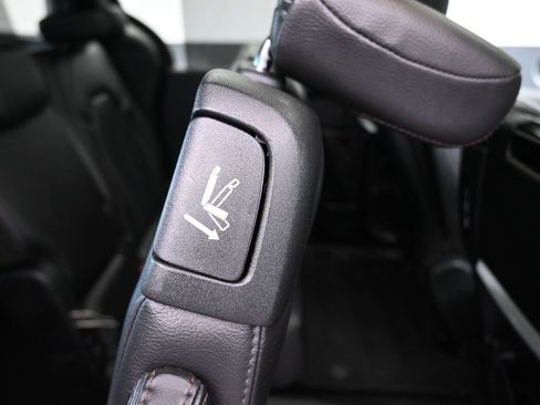 Used 2020 Chrysler Pacifica Touring-L image 59