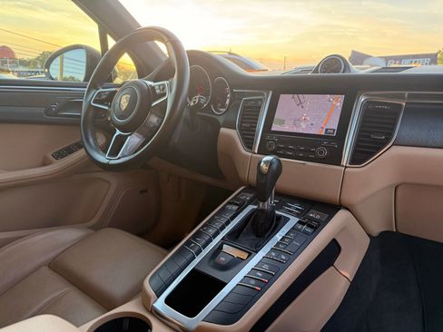 Used 2018 Porsche Macan AWD/4WD image 33