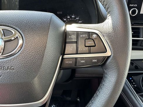 Used 2025 Toyota Sienna XLE image 17