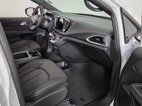 New 2025 Chrysler Pacifica Select w/ Fav Edition Package FWD image 38