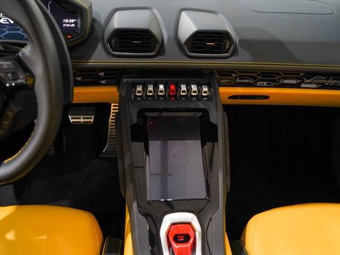 Used 2023 Lamborghini Huracan EVO image 12