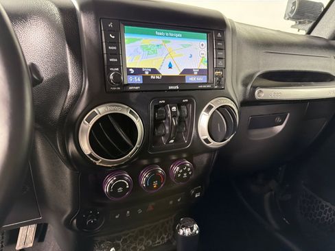 Used 2017 Jeep Wrangler Unlimited Rubicon w/ Cold Weather Group AWD/4WD image 15