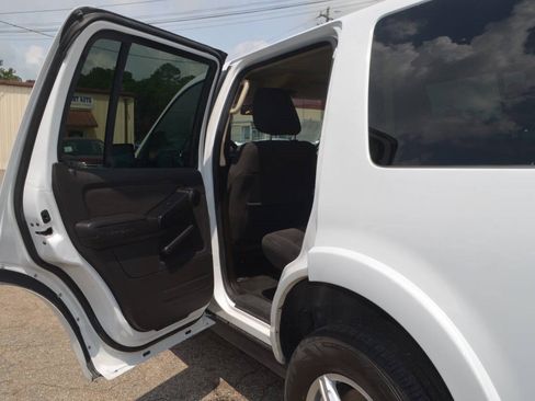 Used 2010 Ford Explorer XLT image 18