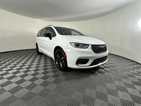 New 2026 Chrysler Pacifica Limited w/ S Appearance Package image 3