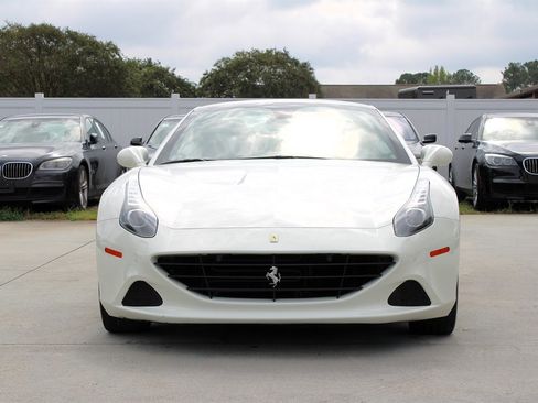 Used 2015 Ferrari California T image 3