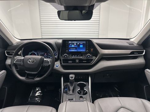 Used 2021 Toyota Highlander XLE image 19