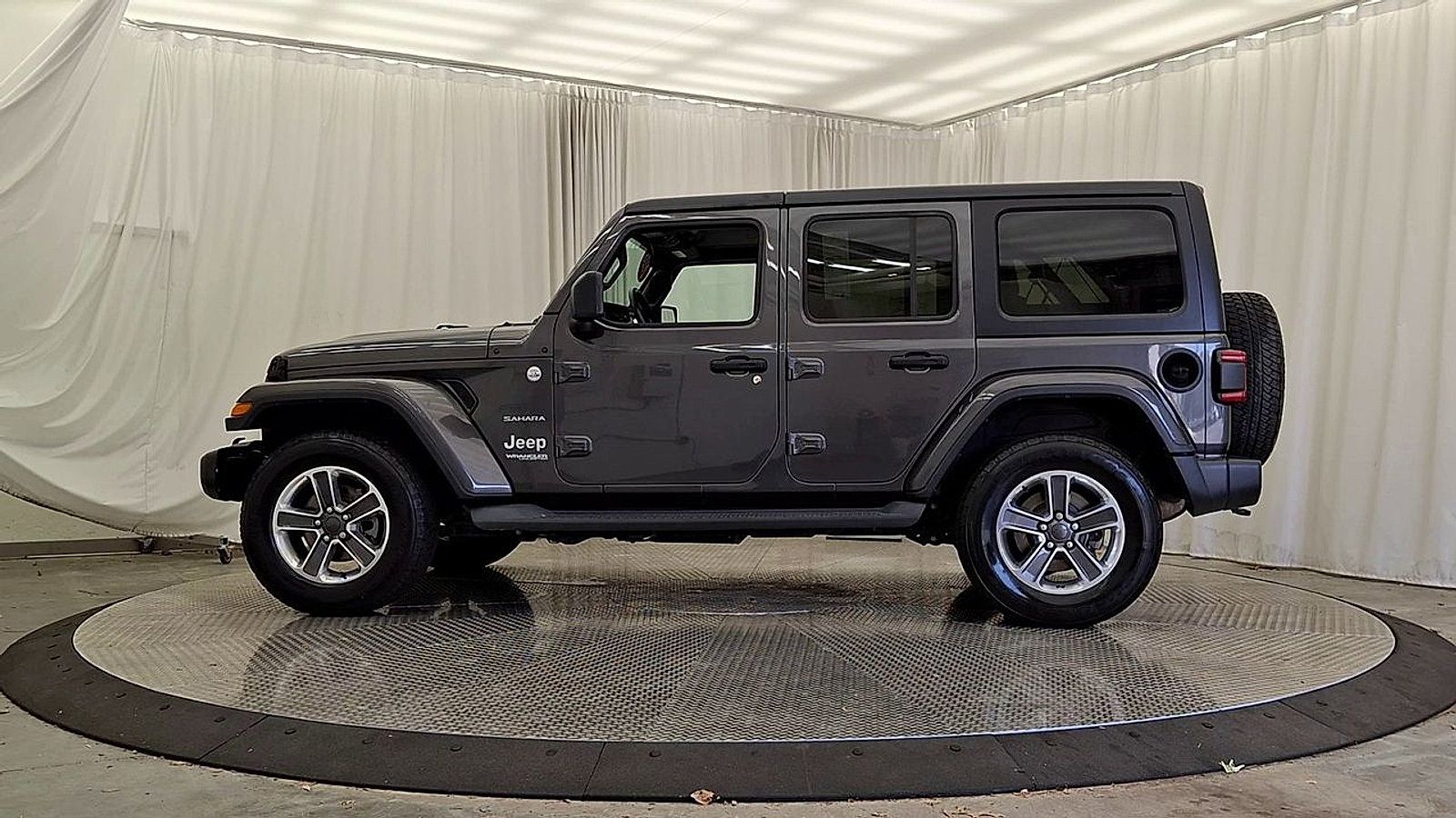Used 2018 Jeep Wrangler Unlimited Sahara w/ Cold Weather Group AWD/4WD image 2